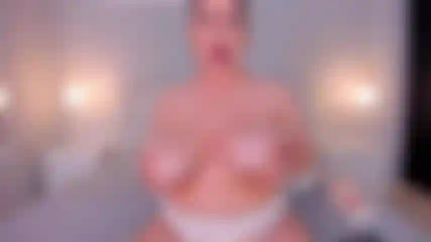 Spectacle d'huile chaude sur mes seins incroyables.