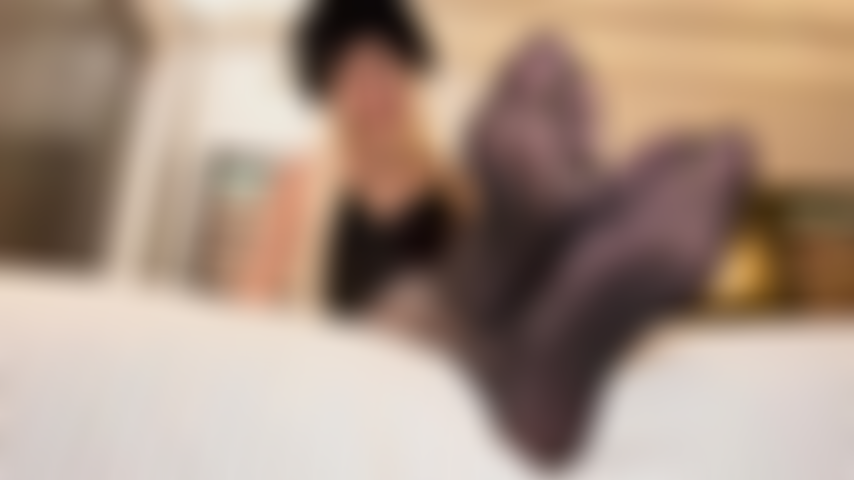 Adoration des pieds findom : snap & send.