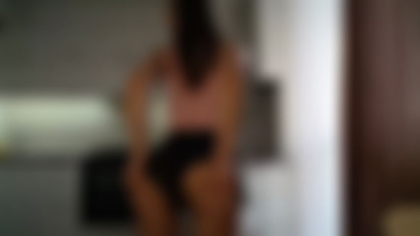 Mignonne avec un cul juteux.